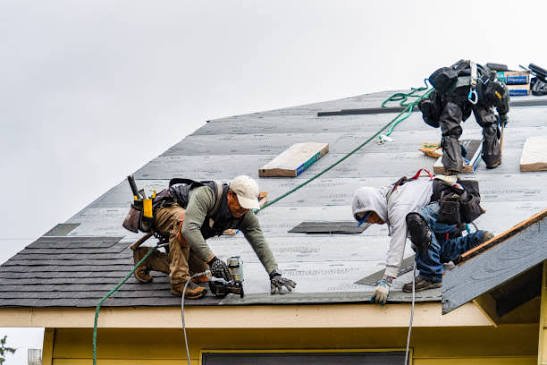 Artisan couvreur en plein travail sur une toiture